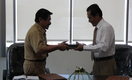 Bupati Tojo Una-Una menyerahkan LKPD Kabupaten Tojo Una-Una TA 2012 kepada Kalan BPK RI Provinsi Sulawesi Tengah di Ruang Rapat Kalan, Selasa (26/3/2013).