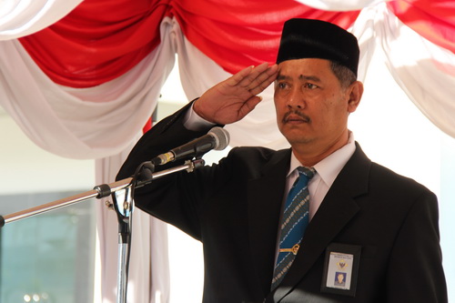Inspektur Upacara memberikan penghormatan kepada Bendera Merah Putih