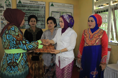 Pembina DPW BPK RI Wilayah Indonesia Timur, Hj. Dewi Sartika Mosii menyerahkan banytuan kepada Pengurus Panti Asuhan Nurul Iman Palu, Kamis, 10 Oktober 2013.
