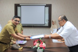 Wakil Walikota Palu, Sigit Purnomo (Pasha) menyerahkan LKPD TA 2015 kepada Kepala Perwakilan BPK Provinsi Sulawesi Tengah, Drs. M. Bayu Sabartha, M.B.A.