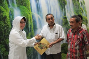 Pada tanggal 18 April 2016, Humas BPK Perwakilan Provinsi Sulawesi Tengah  menyelenggarakan media gathering di RM Borobudur. Acara tersebut dihadiri oleh Kepala Sekretariat Perwakilan, Kasubbag Humas dan TU beserta staf Humas dan perwakilan dari media massa se-Kota Palu.  Acara dibuka oleh Kepala Sekretariat Perwakilan, Ibu Dra. Zuhria Sirajang, M.M., yang dalam sambutannya menyampaikan bahwa tujuan diadakannya acara media gathering adalah untuk menjalin silaturahmi dan kerjasama antara BPK Perwakilan Provinsi Sulawesi Tengah dengan media se-Kota Palu.   Kemudian acara dilanjutkan dengan sesi foto sekaligus penyerahan secara simbolis buku profil BPK Perwakilan Provinsi Sulawesi Tengah kepada para perwakilan media massa. Pada sesi ramah tamah dan tanya jawab, terucap harapan dari Kepala Sekretariat Perwakilan agar acara seperti ini dapat berlangsung secara periodik dan tercipta komunikasi yang baik ke depannya.  