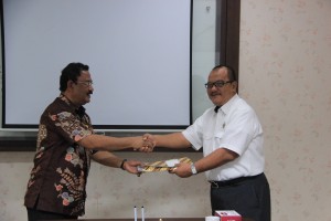 Bupati Kab. Banggai menyerahkan LKPD TA 2015 kepada Kepala Perwakilan BPK Provinsi Sulawesi Tengah, Drs. M. Bayu Sabartha, M.B.A.