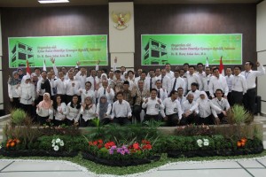 Ketua BPK bersama seluruh pegawai dan pejabat struktural BPK Perwakilan Provinsi Sulawesi Tengah pada kunjungannya di Palu, 6 s.d 8 April 2016.